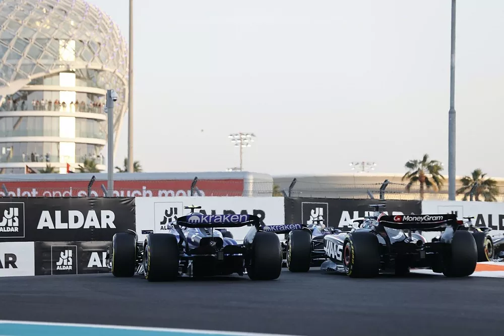 Logan Sargeant, Williams FW45, battles with Kevin Magnussen, Haas VF-23, at the start