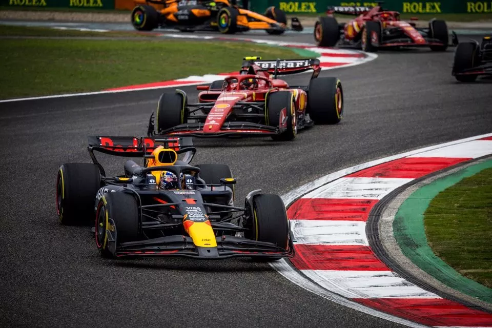 Max Verstappen, Red Bull Racing RB20, Carlos Sainz, Ferrari SF-24
