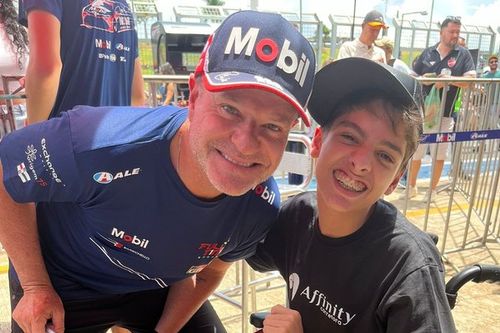 F&atilde; de Hamilton e Senna, jovem &eacute; exemplo de supera&ccedil;&atilde;o e amor ao automobilismo