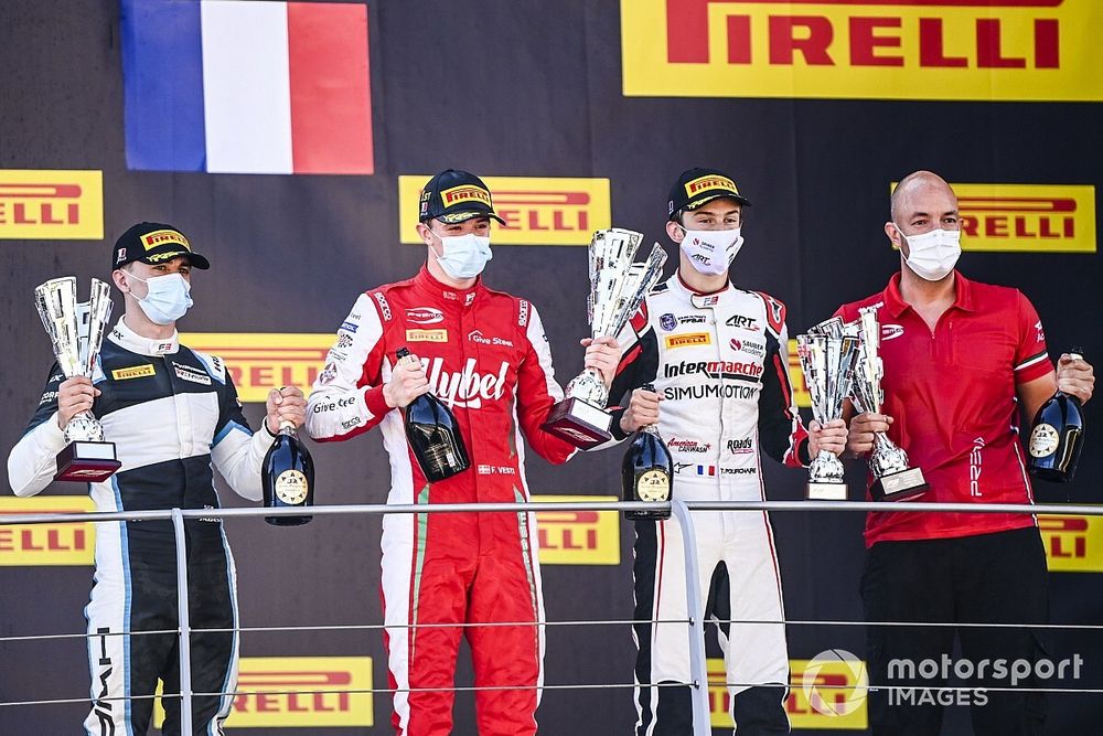 Jake Hughes, HWA Racelab, Race Winner Frederik Vesti, Prema Racing, Theo Pourchaire, ART Grand Prix and Winning Constructor Representative celebrate on the podium with the trophy and the champagne