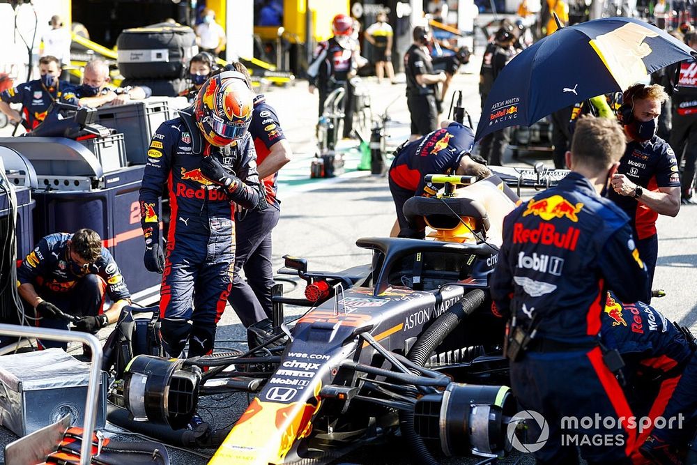 Alex Albon, Red Bull Racing getting into his car