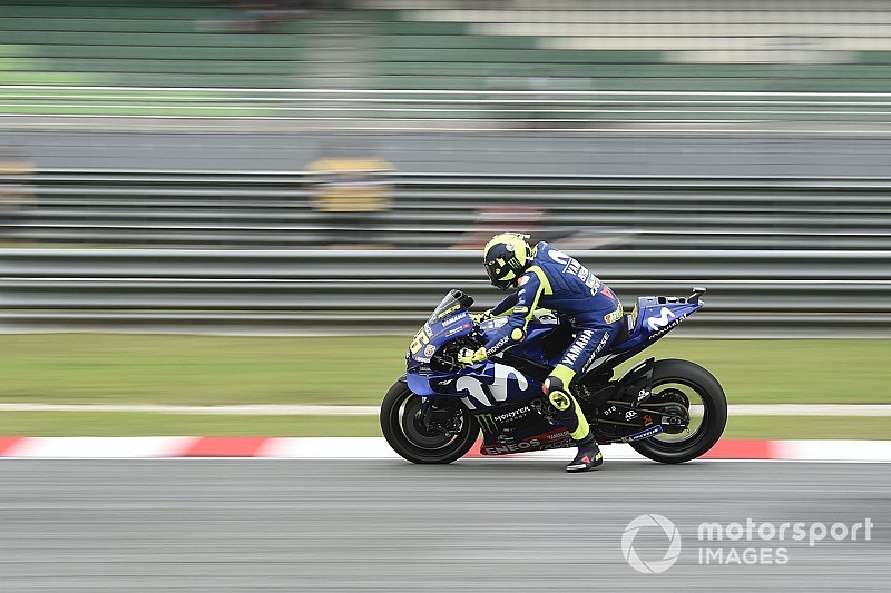 Diburu Marquez, Rossi terjatuh
