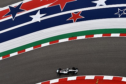 Hamilton topt door regen geteisterde tweede training, Verstappen derde