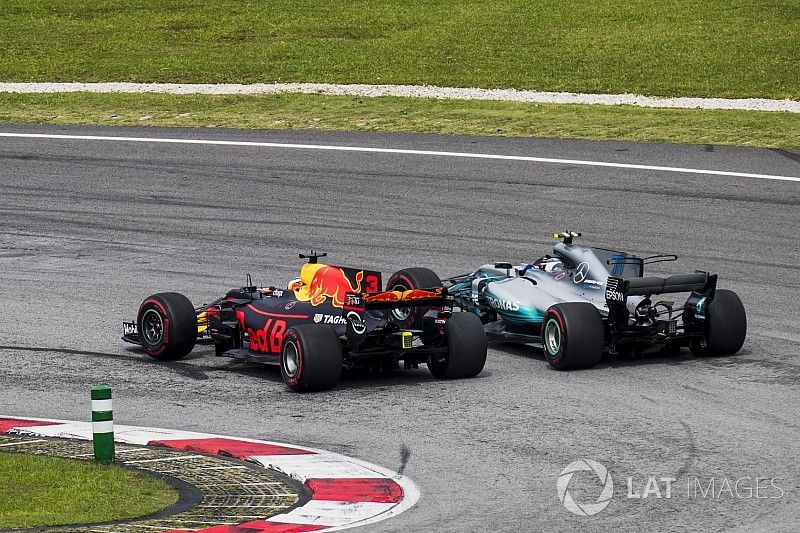 Daniel Ricciardo, Red Bull Racing RB13 y Valtteri Bottas, Mercedes AMG F1 W08
