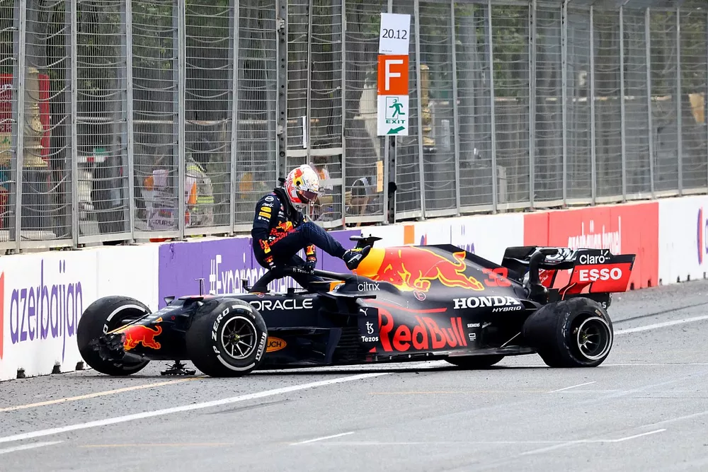 Max Verstappen, Red Bull Racing, klimt uit de auto na een crash