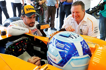Onboard: Alonso és a szívó V8-as Mercedes-motor