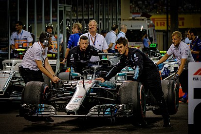 A Racing Pointtal egy napon mutatkozik be a címvédő Mercedes W10