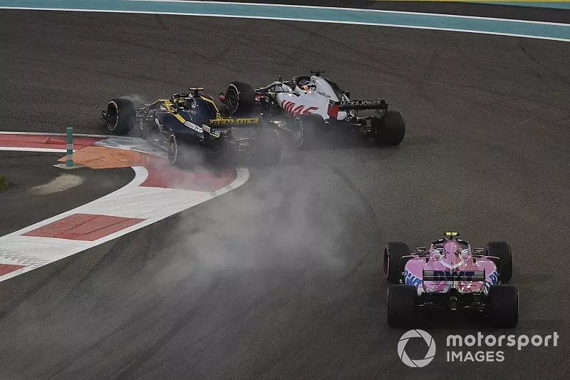 Nico Hulkenberg, Renault Sport F1 Team R.S. 18 y Romain Grosjean, Haas F1 Team VF-18 batalla en la primera vuelta