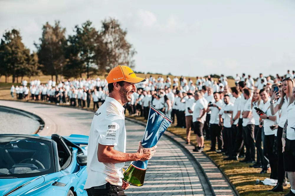 Daniel Ricciardo, McLaren f&ecirc;te avec des membres de son &eacute;quipe