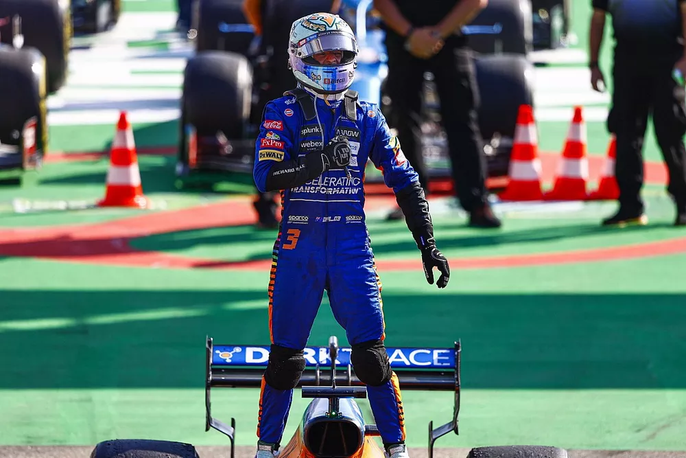 Le vainqueur Daniel Ricciardo, McLaren, f&ecirc;te en arrivant dans le parc ferm&eacute;