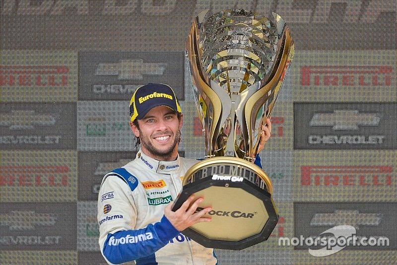 Ricardo Maurício with Million Race trophy