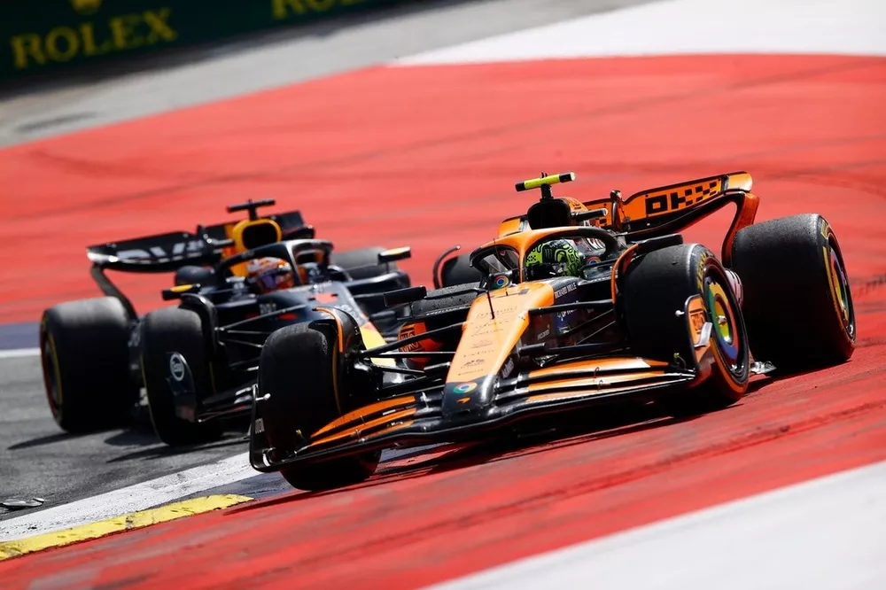 Max Verstappen, Red Bull Racing RB20, Lando Norris, McLaren MCL38, lutam pela lideran&ccedil;a