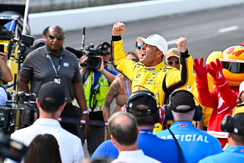 Scott McLaughlin, Team Penske Chevrolet celebrates after winning pole
