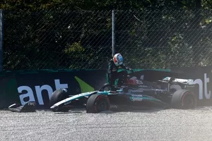 F1公式セッションデビューでの大クラッシュを乗り越えろ！ メルセデス
