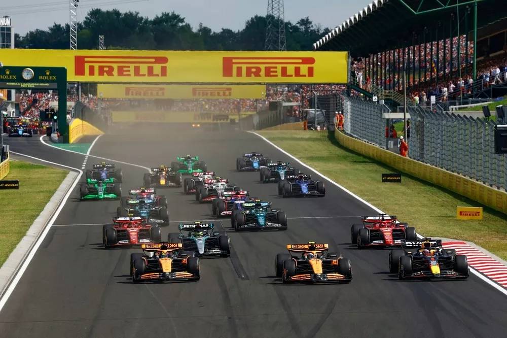 Lando Norris, McLaren MCL38, Oscar Piastri, McLaren MCL38, Max Verstappen, Red Bull Racing RB20, Lewis Hamilton, Mercedes F1 W15, Charles Leclerc, Ferrari SF-24, Carlos Sainz, Ferrari SF-24, au départ