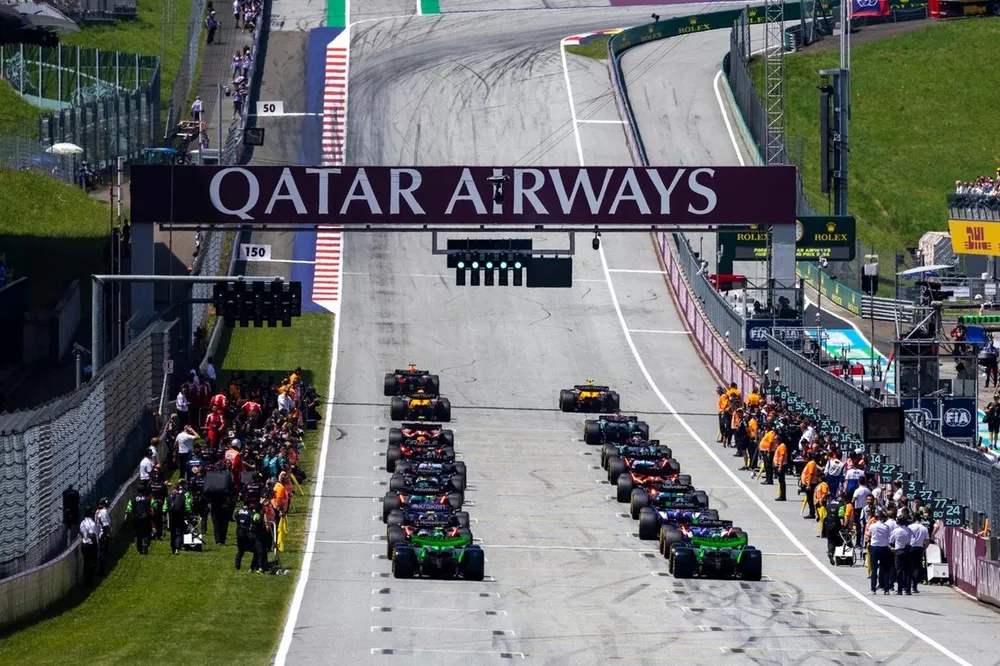 Max Verstappen, Red Bull Racing RB20, Lando Norris, McLaren MCL38, leiden het veld weg voor de formatieronde