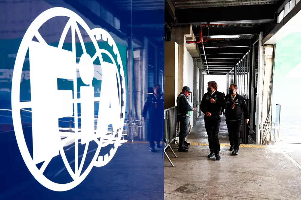 Les repr&eacute;sentants Mercedes dont Ron Meadows, directeur sportif, Mercedes AMG, vont voir les commissaires FIA
