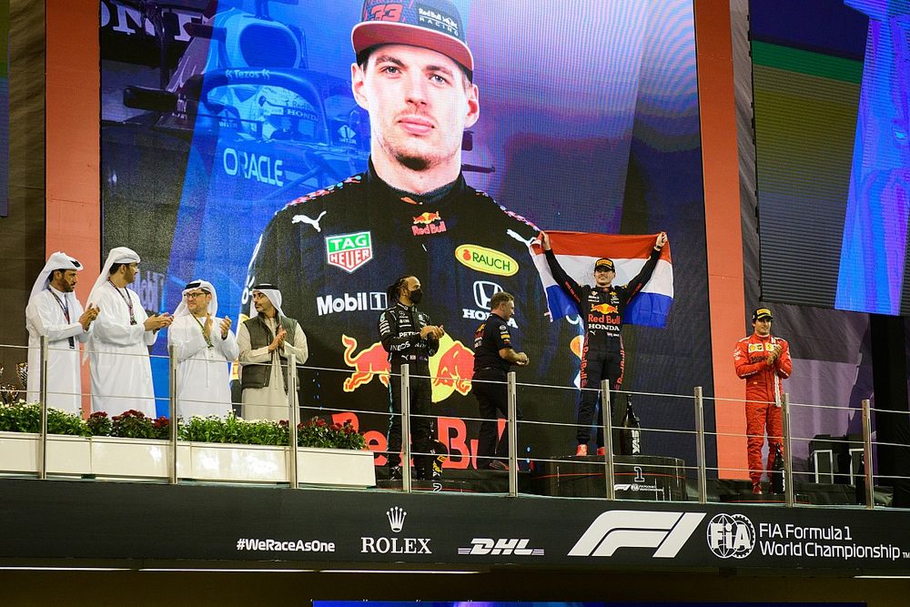 Podio: ganador de la carrera y campeón del mundo Max Verstappen, Red Bull Racing, el segundo Lewis Hamilton, Mercedes, y el tercero Carlos Sainz Jr., Ferrari