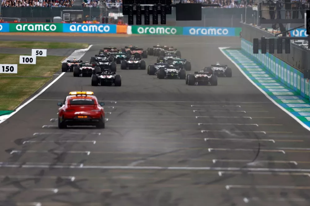 Lando Norris, McLaren MCL60, Max Verstappen, Red Bull Racing RB19, Oscar Piastri, McLaren MCL60, de rest van het veld weg bij de start