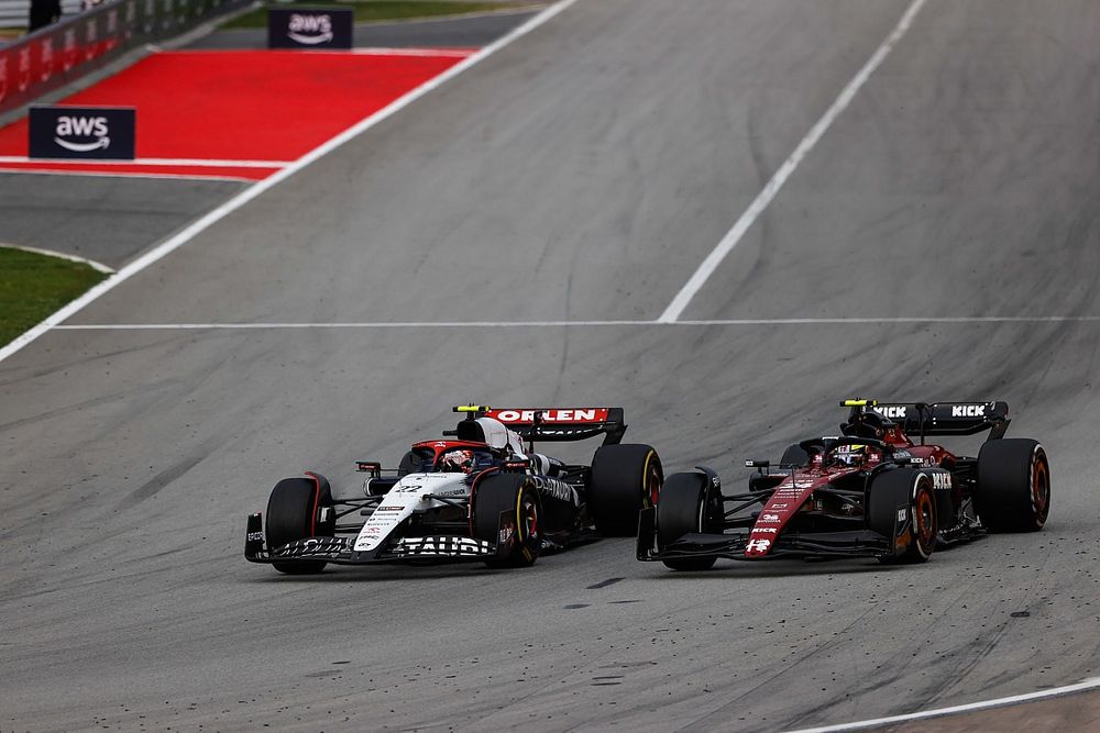 Yuki Tsunoda, AlphaTauri AT04, battles with Zhou Guanyu, Alfa Romeo C43