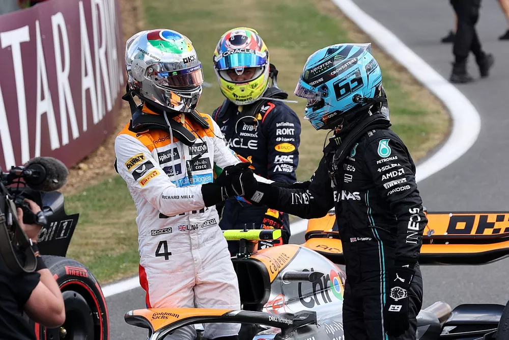 George Russell, Mercedes-AMG, f&eacute;licite Lando Norris, McLaren, deuxi&egrave;me, dans le parc ferm&eacute;