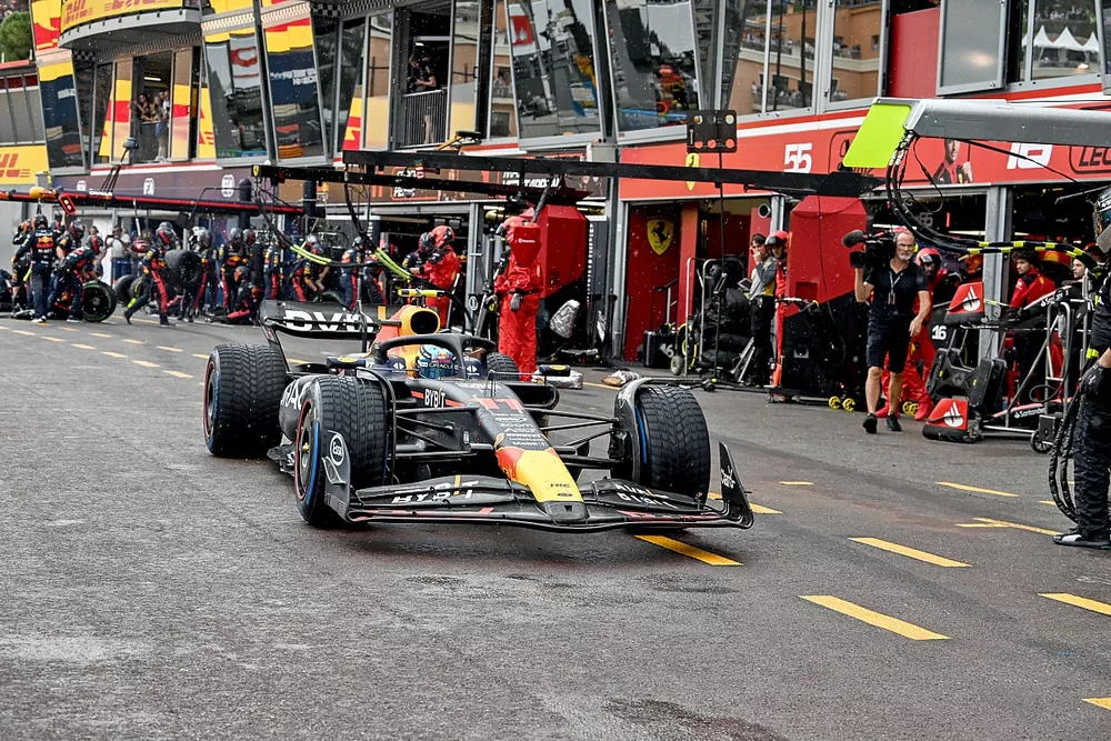 Sergio Perez, Red Bull Racing RB19, quitte les stands