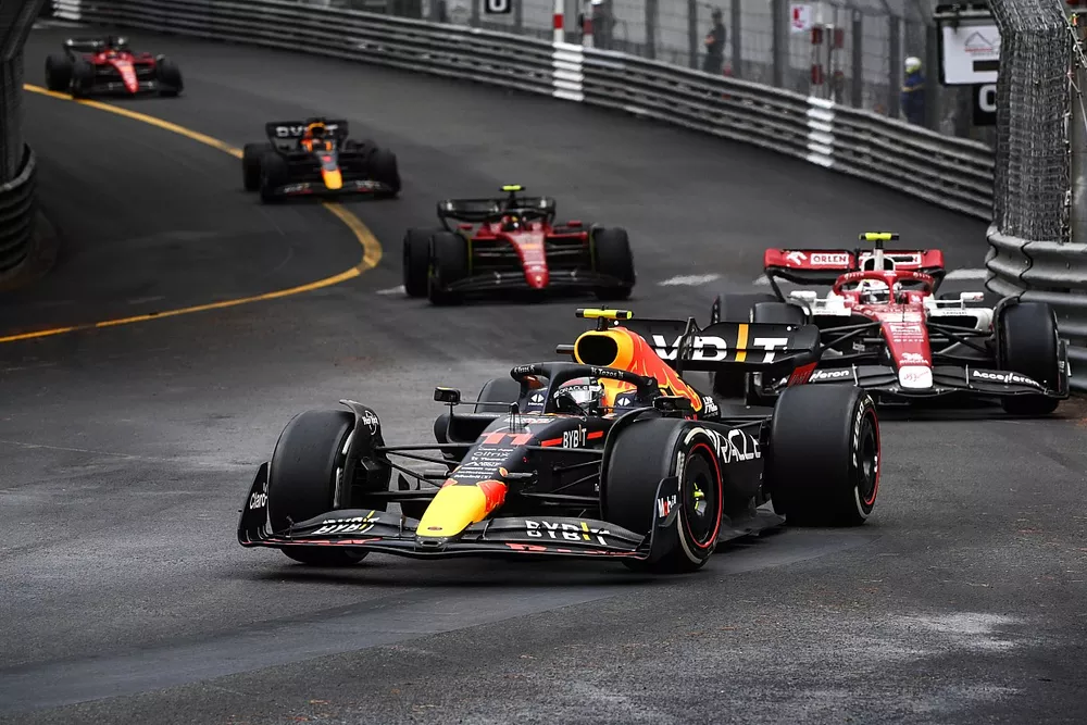 Sergio P&eacute;rez, Red Bull Racing RB18, Zhou Guanyu, Alfa Romeo C42, Carlos Sainz, Ferrari F1-75