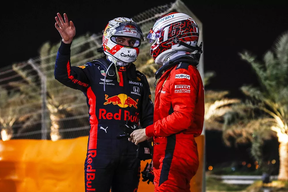 Max Verstappen, Red Bull Racing, et Charles Leclerc, Ferrari, discutent apr&egrave;s leurs abandons
