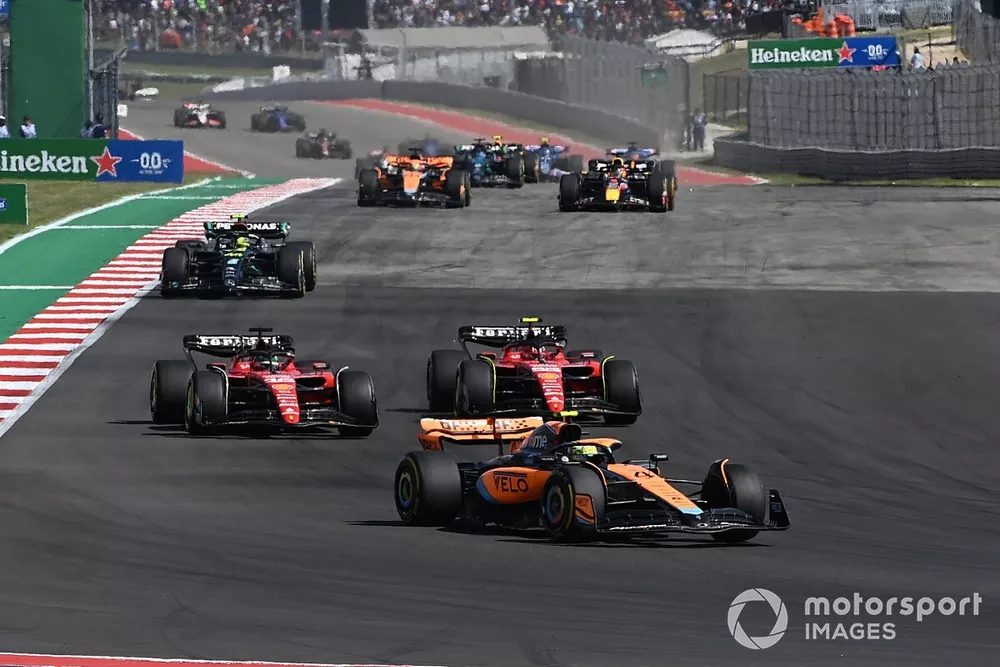 Lando Norris, McLaren MCL60, Charles Leclerc, Ferrari SF-23, Carlos Sainz, Ferrari SF-23