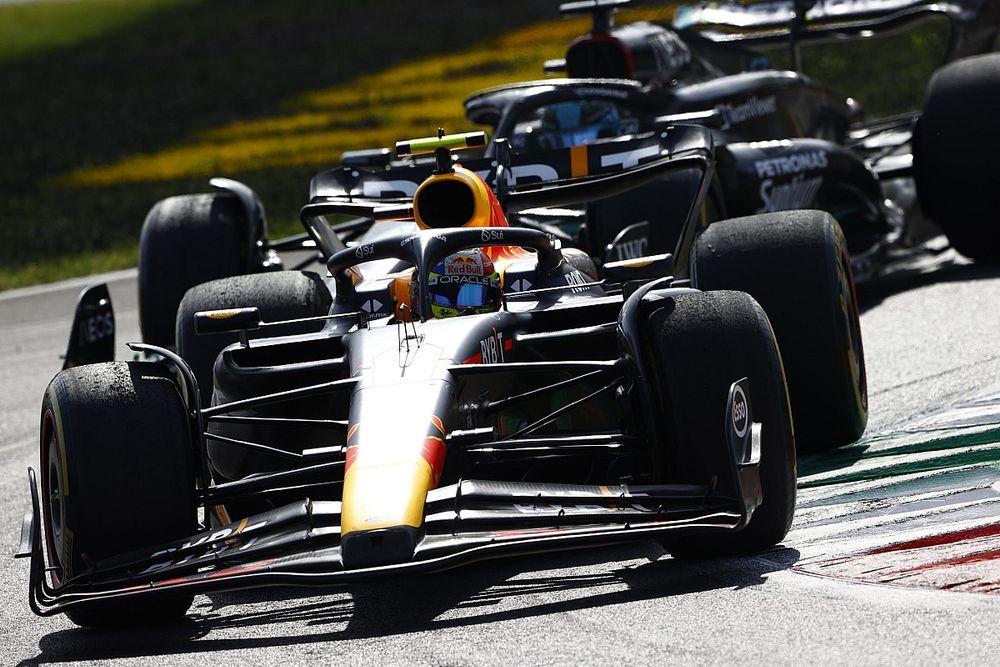 Sergio P&eacute;rez, Red Bull Racing RB19, George Russell, Mercedes F1 W14