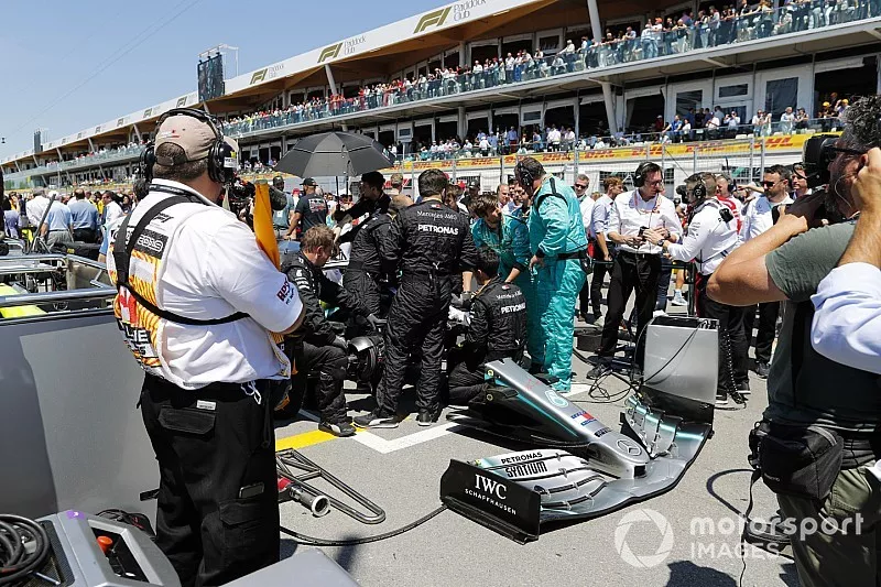 Mercedes mechanics prepare the car of Lewis Hamilton, Mercedes AMG F1 W10, on the grid
