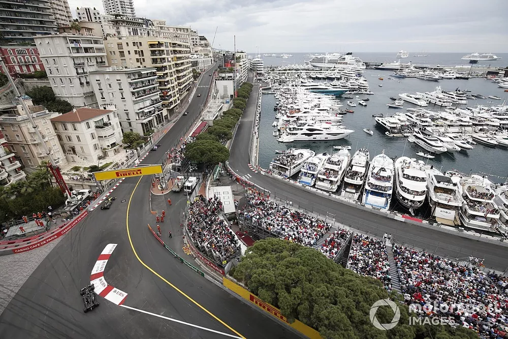 Daniel Ricciardo, Renault R.S.19, leads Kevin Magnussen, Haas F1 Team VF-19