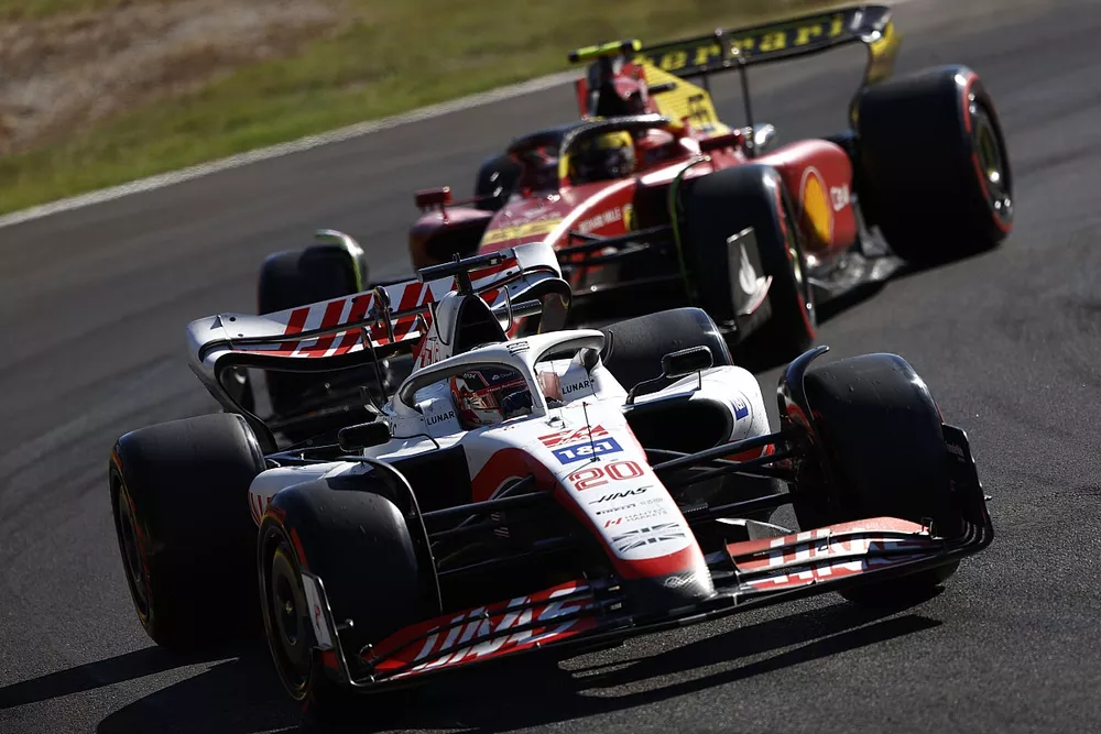 Kevin Magnussen, Haas VF-22, Carlos Sainz, Ferrari F1-75