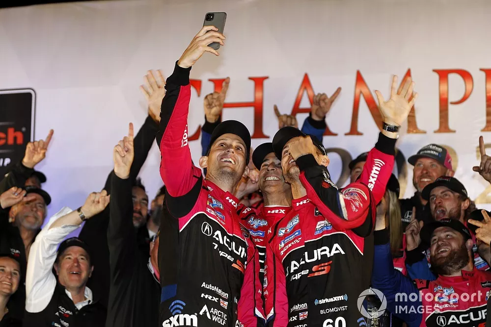 #60 Meyer Shank Racing W/Curb-Agajanian, Acura DPi, DPi: Oliver Jarvis, Tom Blomqvist, Helio Castroneves celebrate their championship on the podium with a selfie