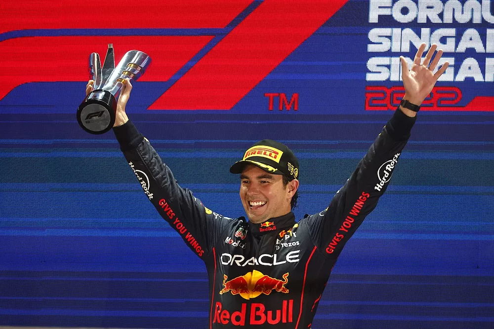 Podio: ganador Sergio P&eacute;rez, Red Bull Racing