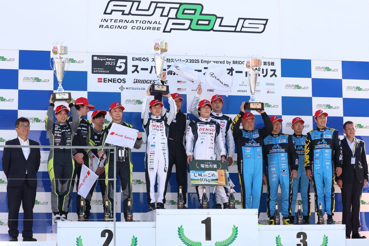 残り3分でST-XとST-5Rのトップがまさかのアクシデント。DENSO LEXUS RC