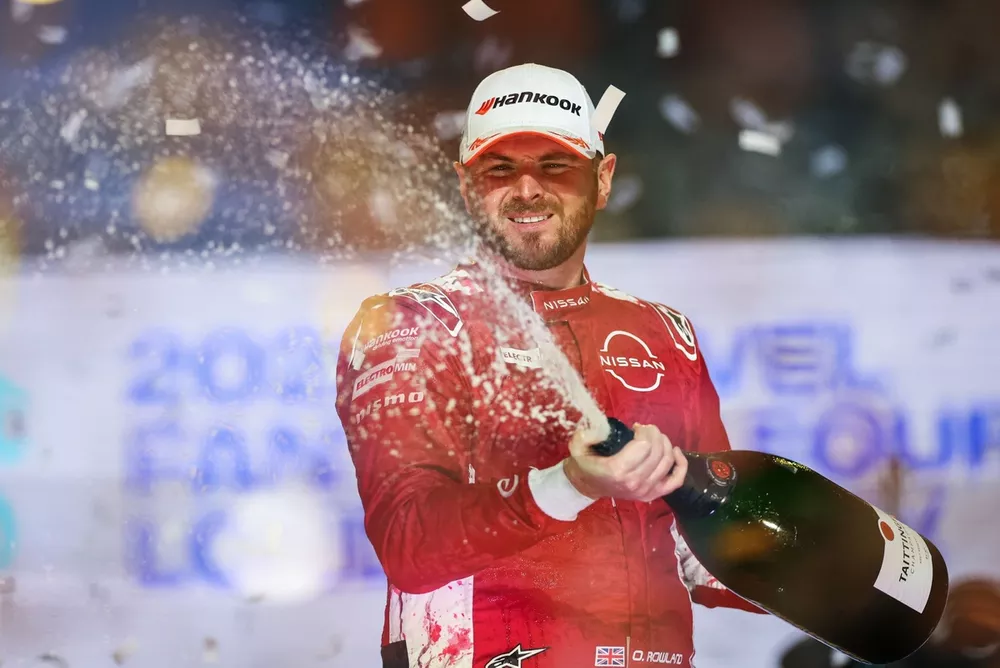 Podium: Champion Oliver Rowland, Nissan Formula E Team