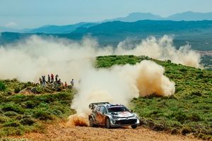 WRC Cerdeña: Ogier sobrevive a un brutal sábado con un pequeño liderato