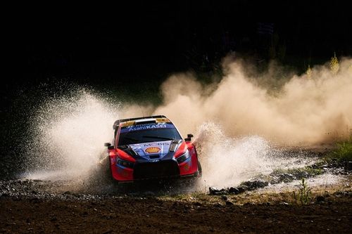 Tänak se distancia de Ogier y dos Toyota fuera en el Rally Acrópolis