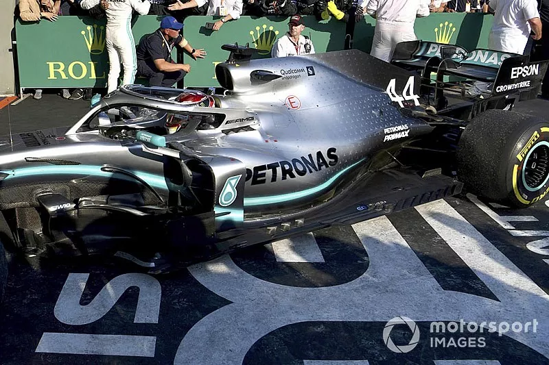 Il secondo classificato Lewis Hamilton, Mercedes AMG F1, nel Parco Chiuso
