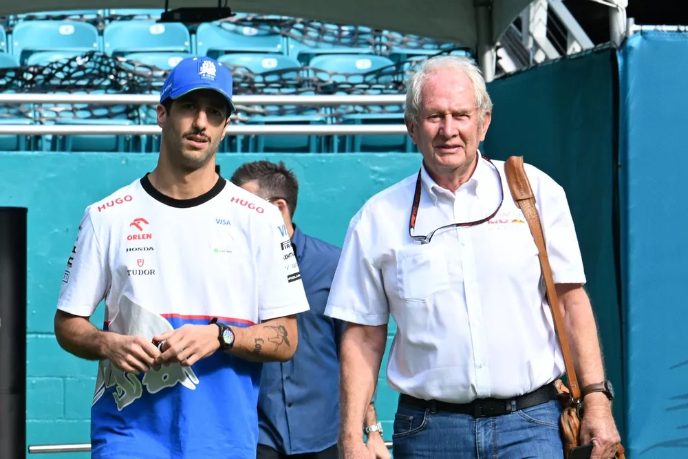 Daniel Ricciardo, Visa Cash App RB F1 Team, avec Helmut Marko, Consultant, Red Bull Racing