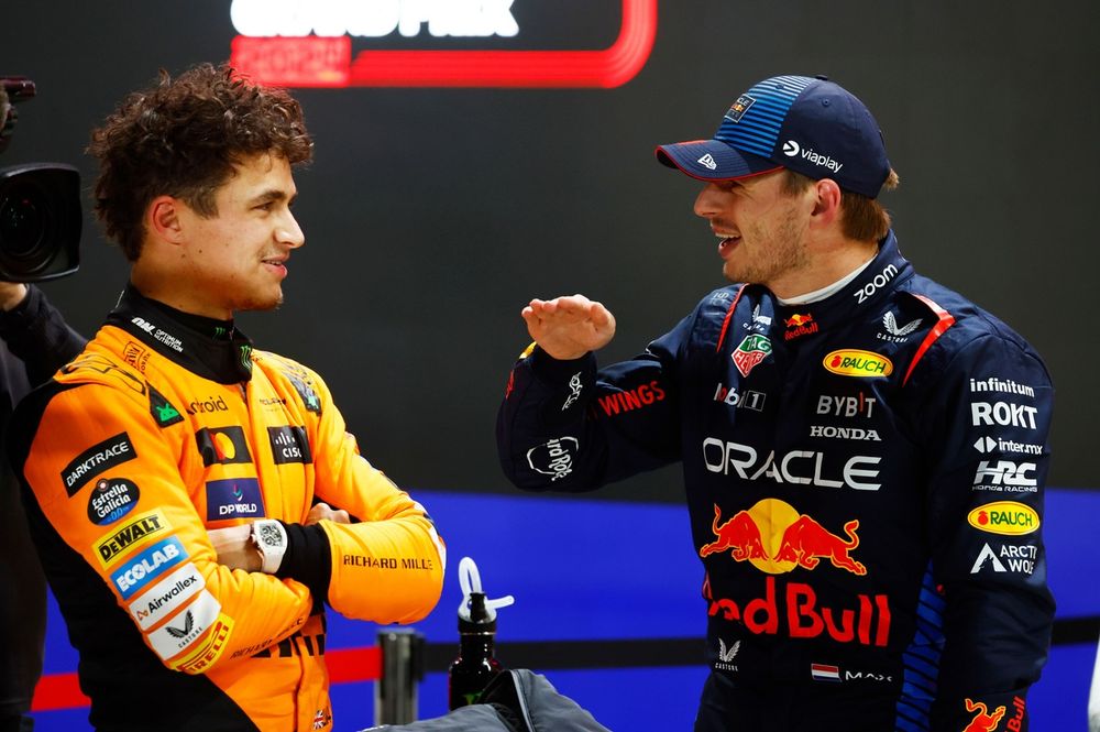 Max Verstappen, Red Bull Racing, y Lando Norris, McLaren F1 Team, conversan en el parc fermé