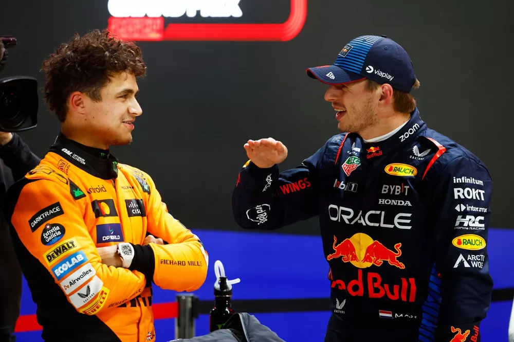 Max Verstappen, Red Bull Racing, y Lando Norris, McLaren F1 Team, conversan en el parc fermé