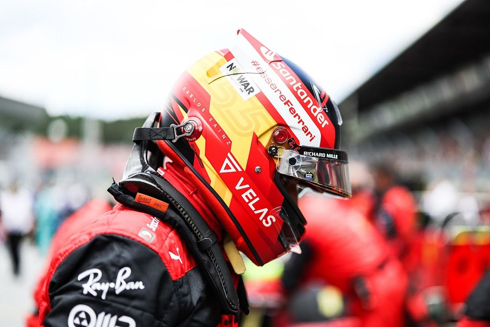 Carlos Sainz, Ferrari, en la parrilla