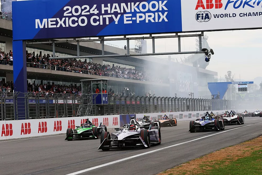 Pascal Wehrlein, Porsche, Porsche 99X Electric Gen3, Sebastien Buemi, Envision Racing, Jaguar I-TYPE 6, Mitch Evans, Jaguar Racing, Jaguar I-TYPE 6, Nick Cassidy, Jaguar TCS Racing, Jaguar I-TYPE 6, Jake Hughes, McLaren, e-4ORCE 04, the rest of the field at the start