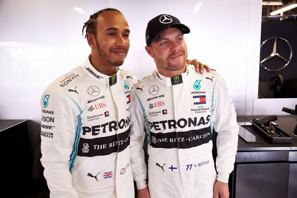 Lewis Hamilton, Mercedes AMG F1, con Valtteri Bottas, Mercedes AMG F1