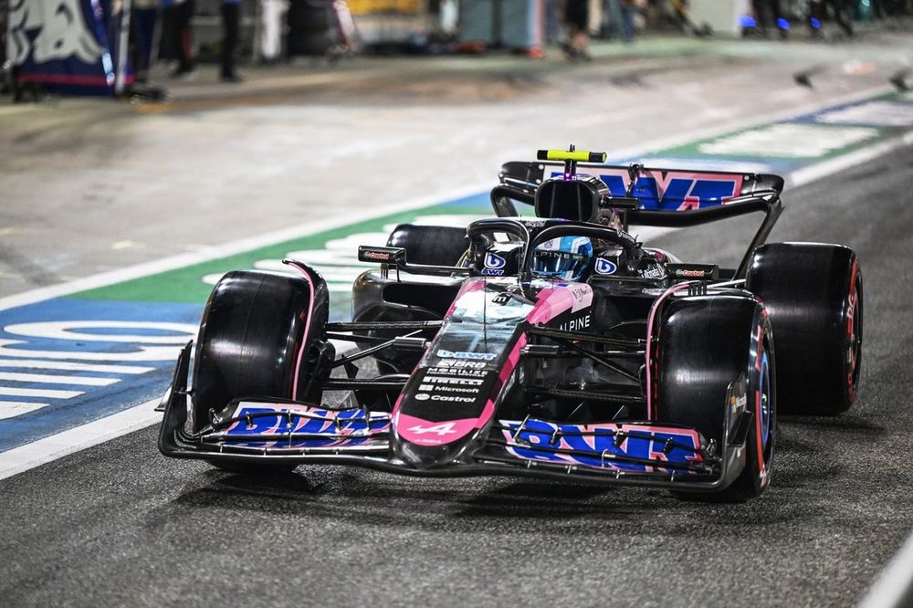 Pierre Gasly, Alpine A524 in the pit lane 