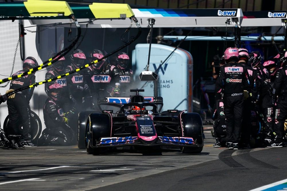 Esteban Ocon, Alpine A524, leaves his pit box after a stop