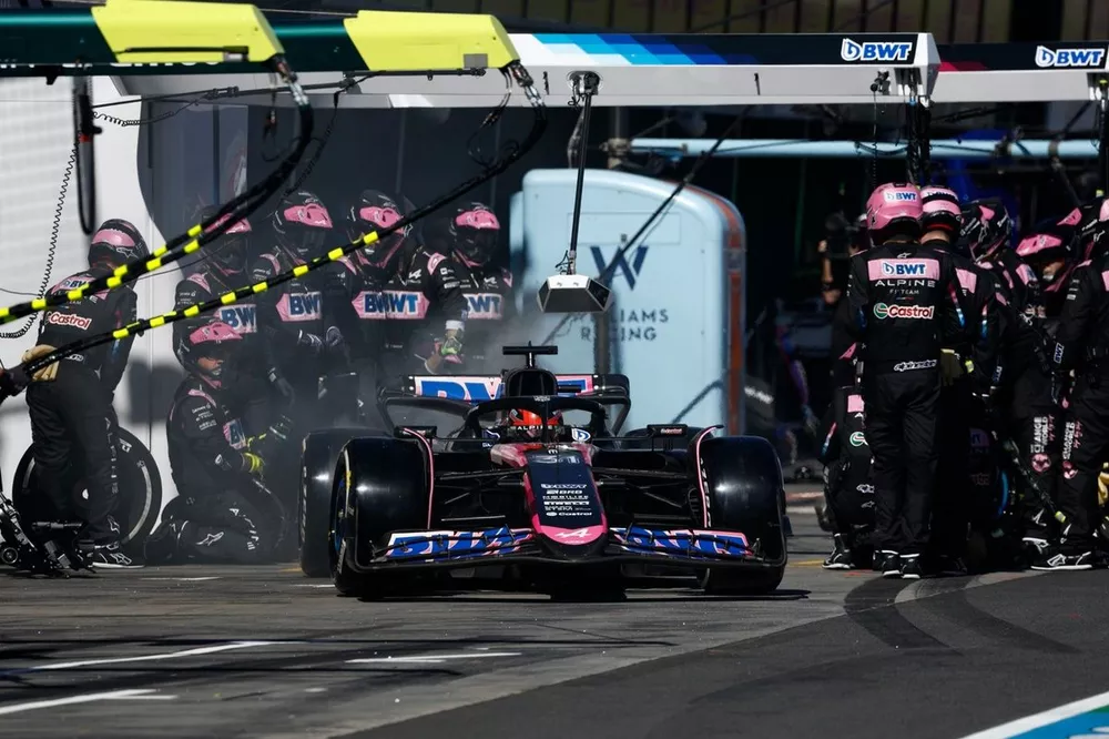 Esteban Ocon, Alpine A524, leaves his pit box after a stop