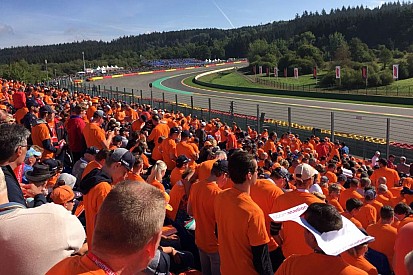 Les fans de F1 s'imprègnent de l'atmosphère orange avec Motorsport Experiences